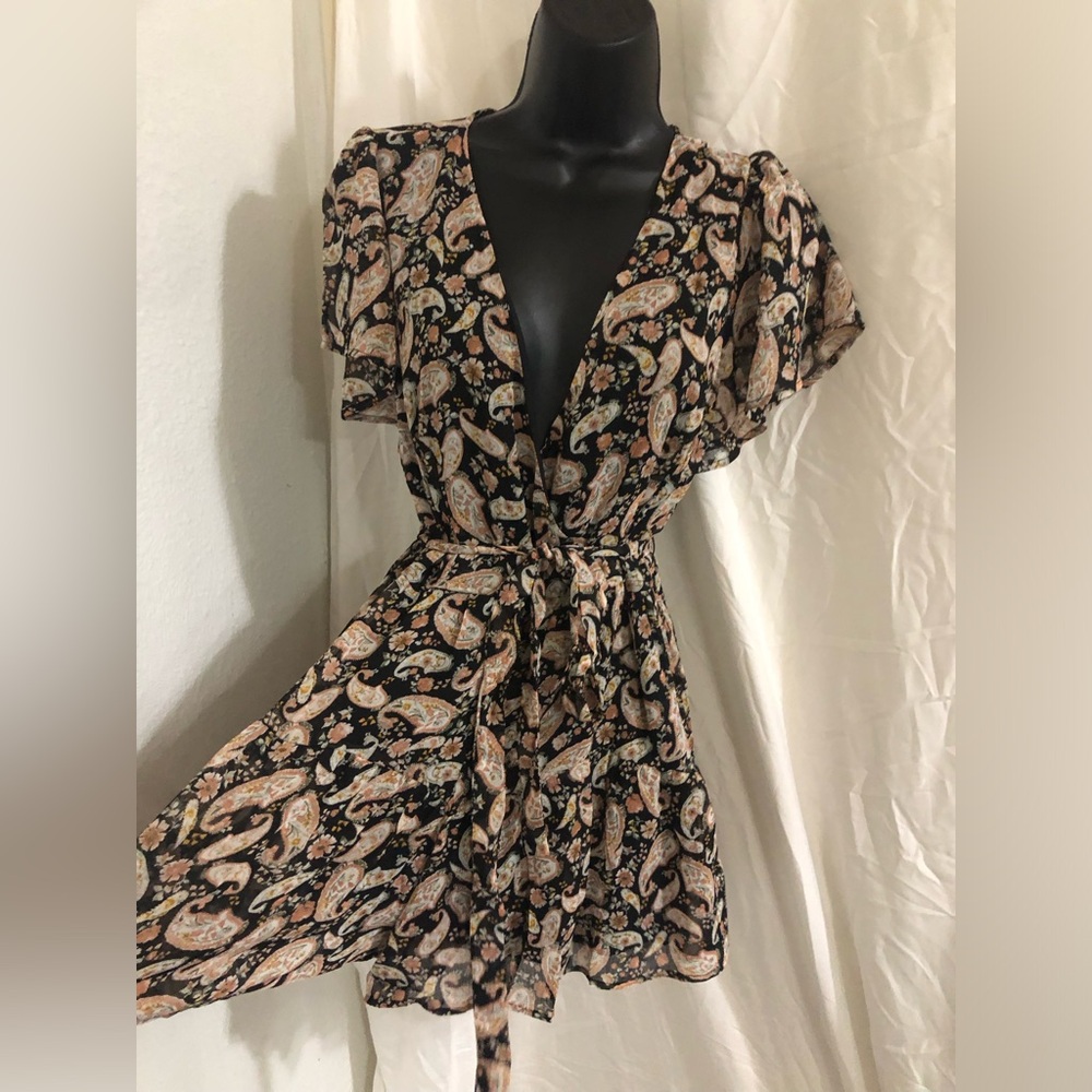 Trixxi black paisley multi print flutter sleeve romper size Medium brand new